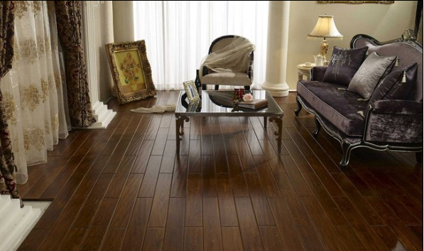  優等品實木地板，呈現出的天然原木紋理和色彩圖案，給人以自然、柔和、富有親和力的質感，同時有東暖夏涼、觸感好的特性。