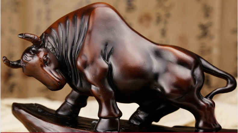 低頭向前的勁牛，象征著堅韌執(zhí)著