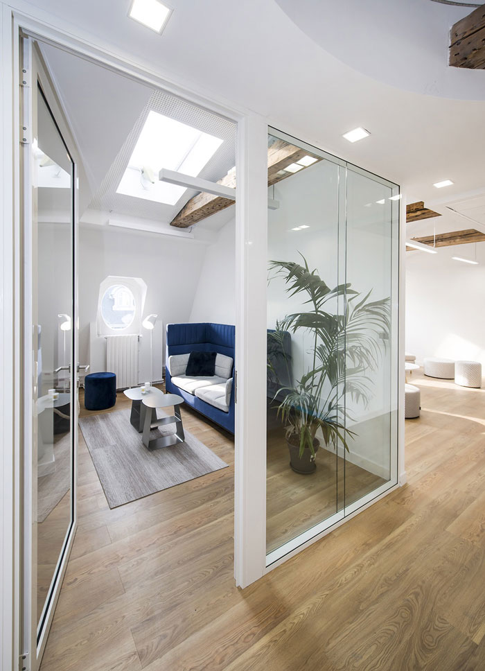 金融公司辦公室進門區(qū)裝修設計效果圖